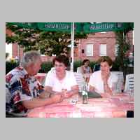 59-09-1125 5. Kirchspieltreffen 2003. Harry Schlisio, Marion Packmohr und Frieda Grell im Biergarten..JPG